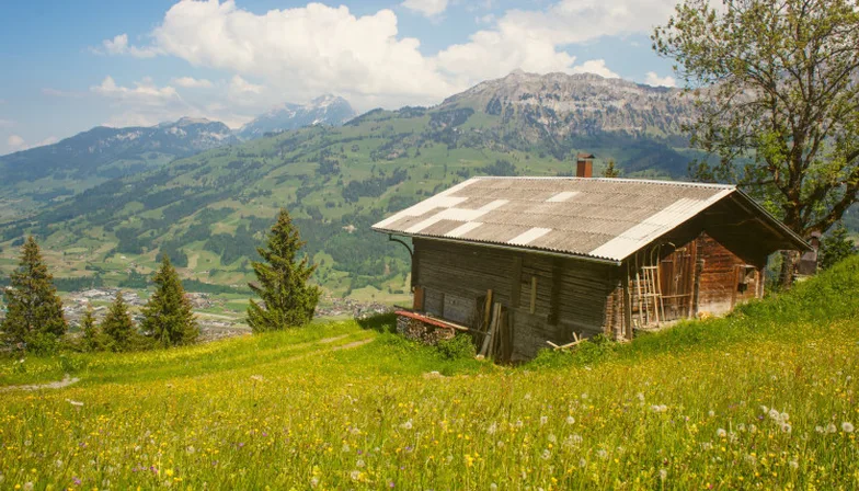Propriedade rural com casa de campo entre montanhas, tema de regularização fundiária